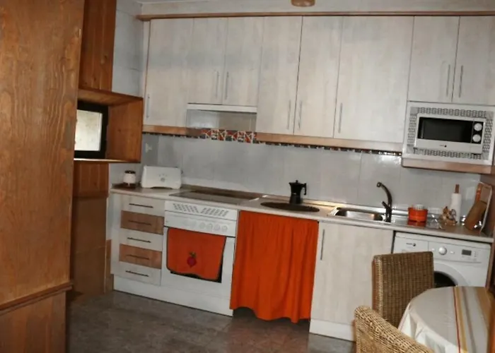 2 Yugos 컨트리하우스 나발루엔가